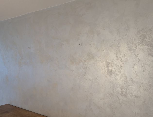 Wand mit exklusiver Spachteltechnik in hellem Grau – Referenz Malermeister Sinner